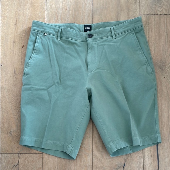 BOSS Men's Green‎ Shorts - Picture 1 of 6